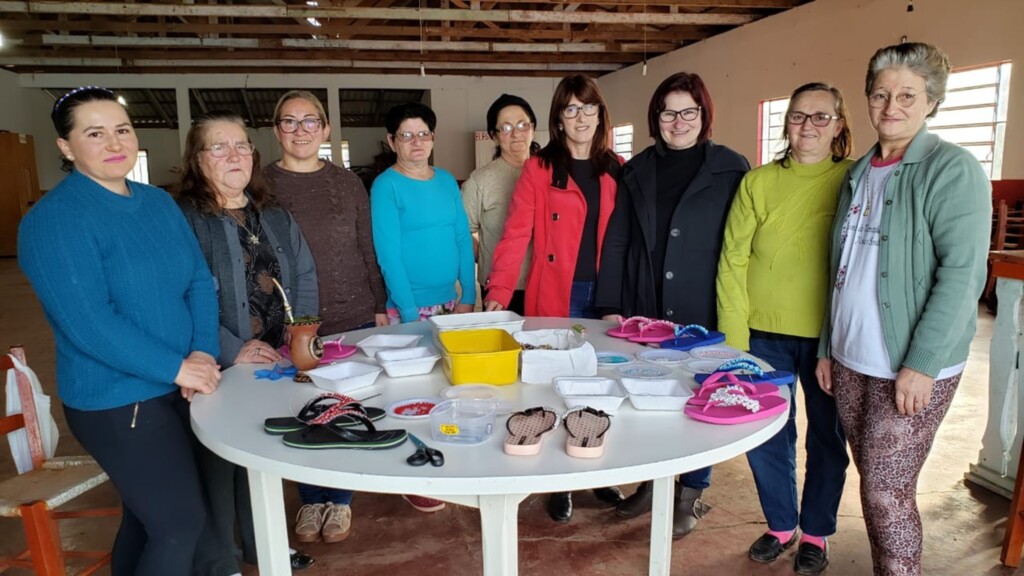 INTEGRANTES DE CLUBE DE MÃES DO INTERIOR DE PIRATUBA RECEBEM FORMAÇÃO EM ARTESANATO QUE GERA RENDA