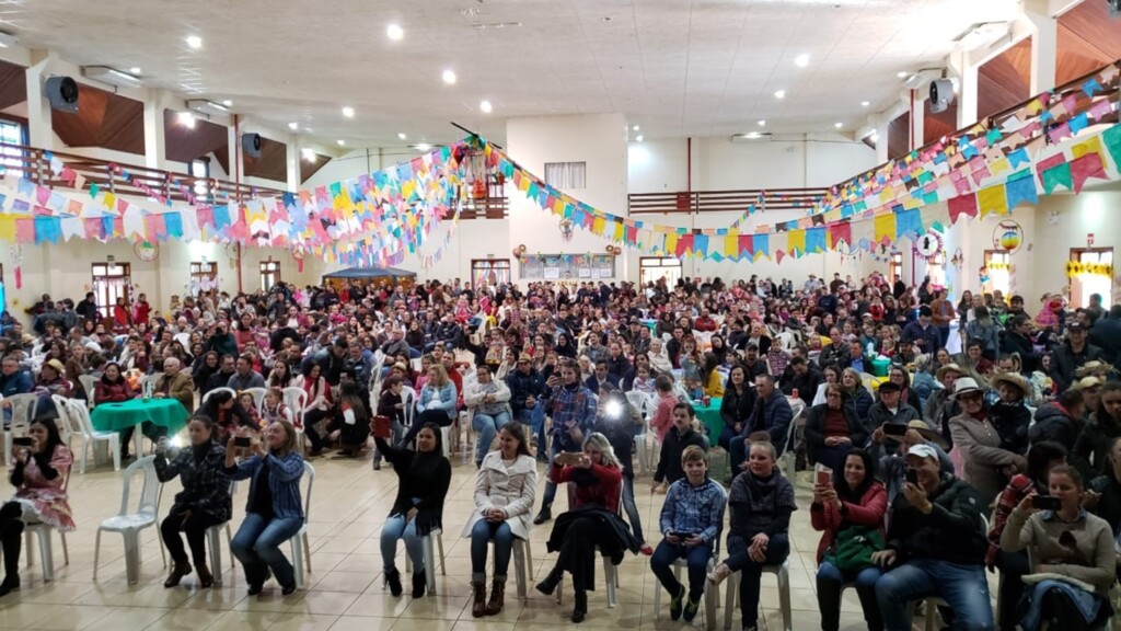 CRIANÇAS TEM TARDE DE CONFRATERNIZAÇÕES JULINAS DE ESCOLA INFANTIL EM PIRATUBA