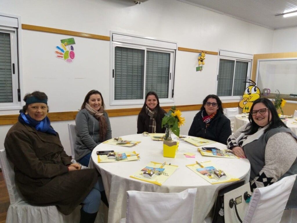 GRUPO DE DIRETORES DA REDE MUNICIPAL DE EDUCAÇÃO DE PIRATUBA PARTICIPAM DE TREINAMENTO