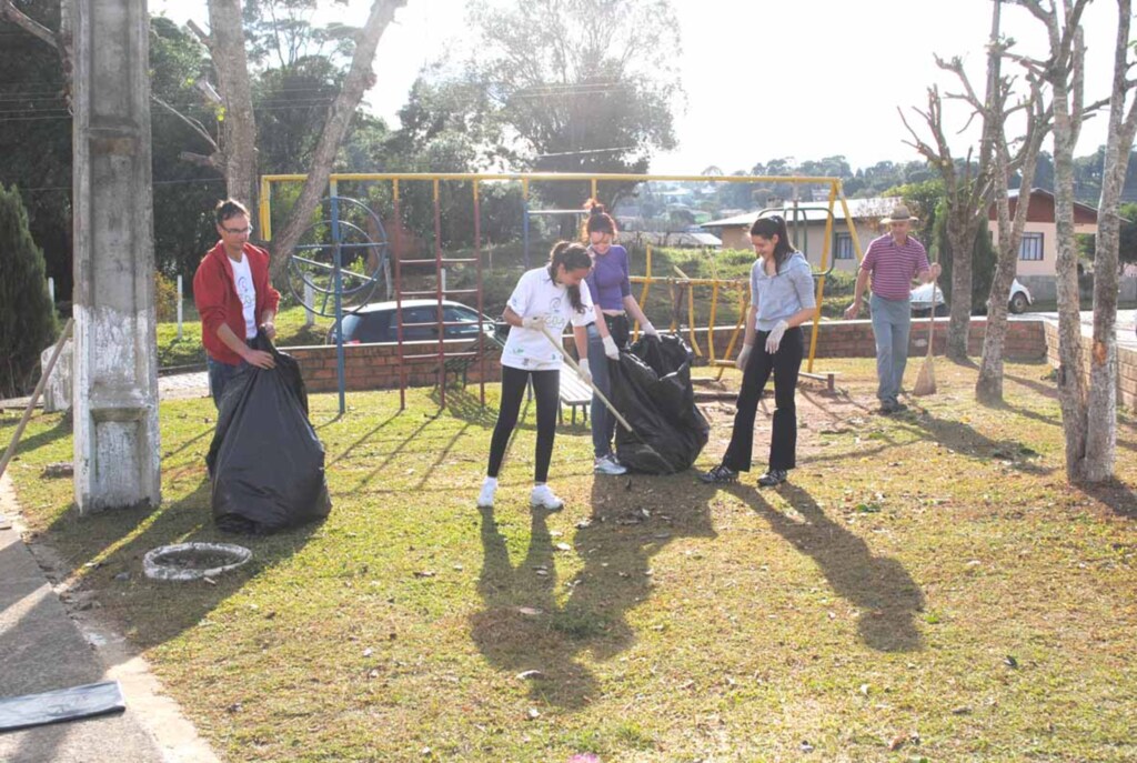 Programa ECOA promove limpeza da Praça do Bairro Borges