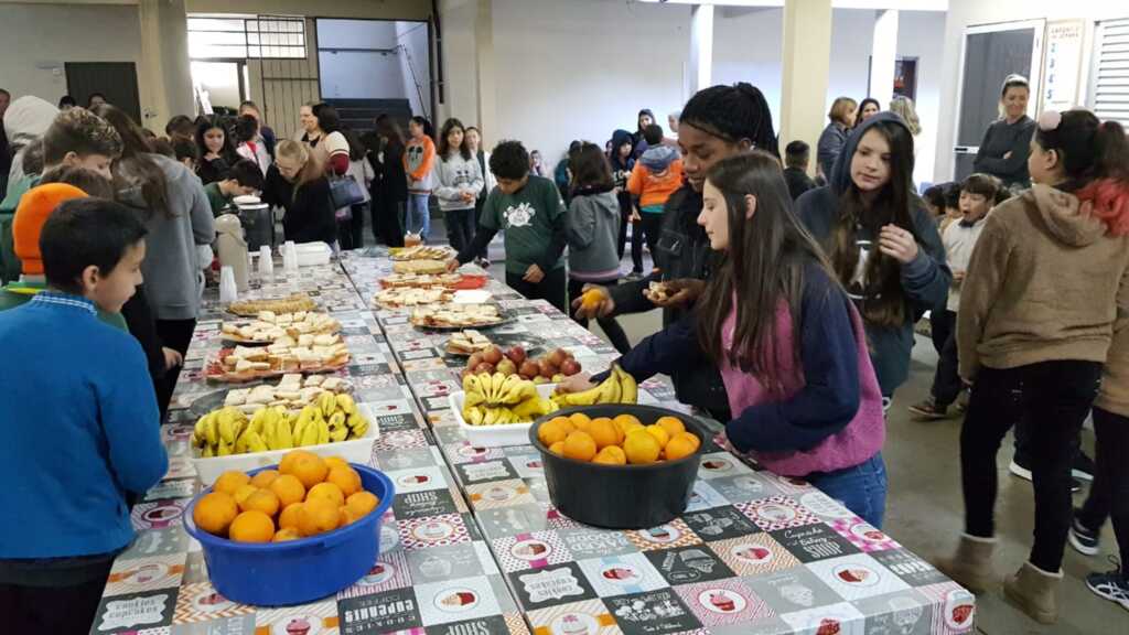 Escola CEFREI de Joaçaba realiza o lançamento do Projeto 'Yoga na Escola - Integrando Corpo e Mente'