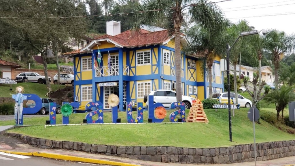 COLORIDO DA MAIOR FESTA POPULAR DO BRASIL TOMA CONTA DA PRAÇA DO FERROVIÁRIO EM PIRATUBA