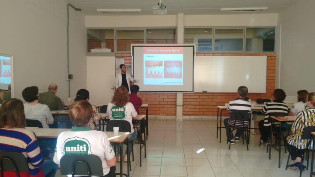 Secretaria da saúde realiza palestra para idosos da UNITI