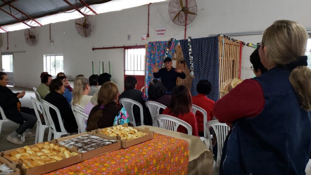 TERCEIRA IDADE CONFRATERNIZA EM FESTA JUNINA EM COMUNIDADE DO INTERIOR DE PIRATUBA