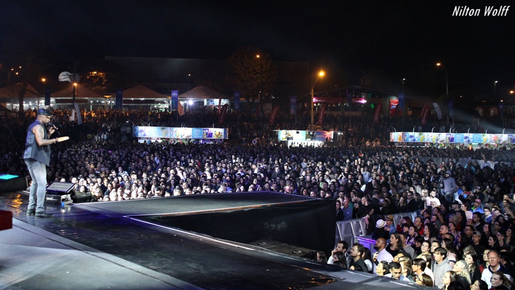 Público da Festa do Pinhão curtiu músicas que marcaram gerações