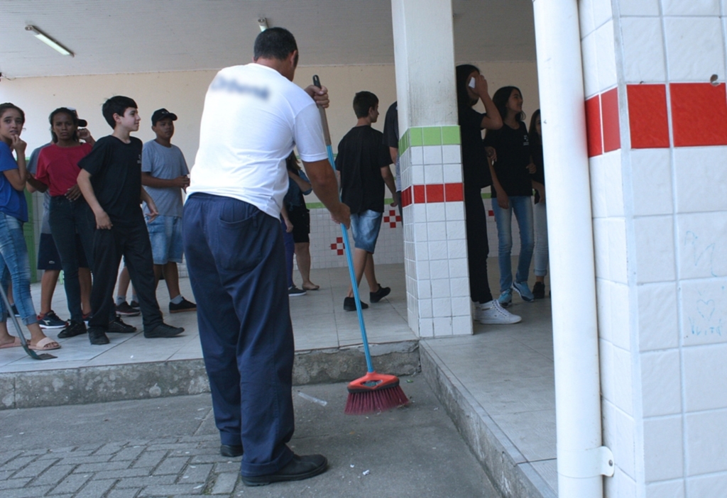 Educação amplia terceirização de serviços gerais escolares