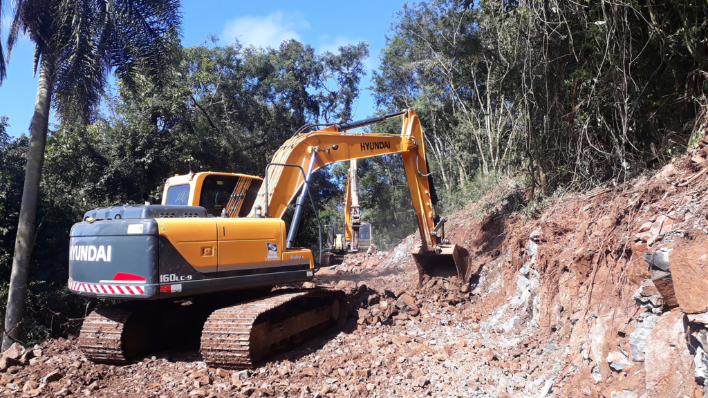 Lacerdópolis realiza aberturas de vias públicas