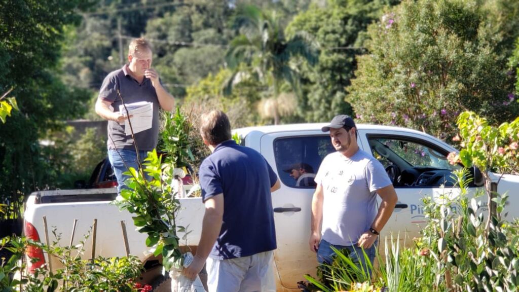 AGRICULTURA FAZ DISTRIBUIÇÃO DE MUDAS FRUTÍFERAS À PRODUTORES RURAIS DE PIRATUBA