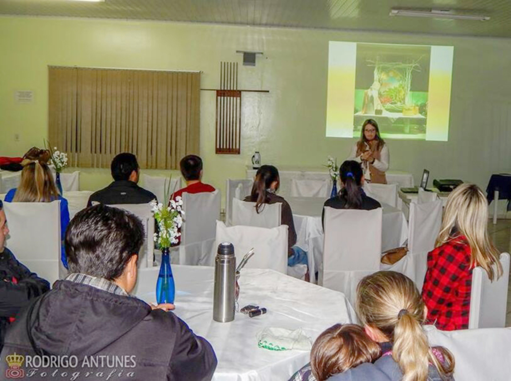 Comunidade adota e presenteia alunos da Apae