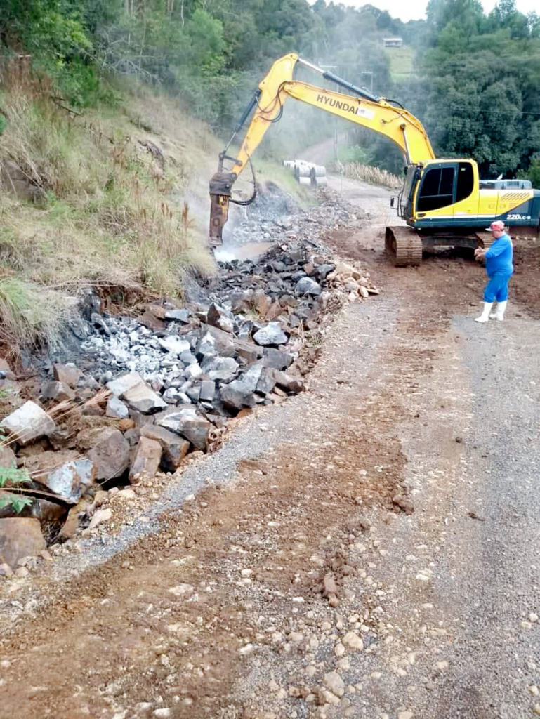 Lacerdópolis realiza aberturas de vias públicas