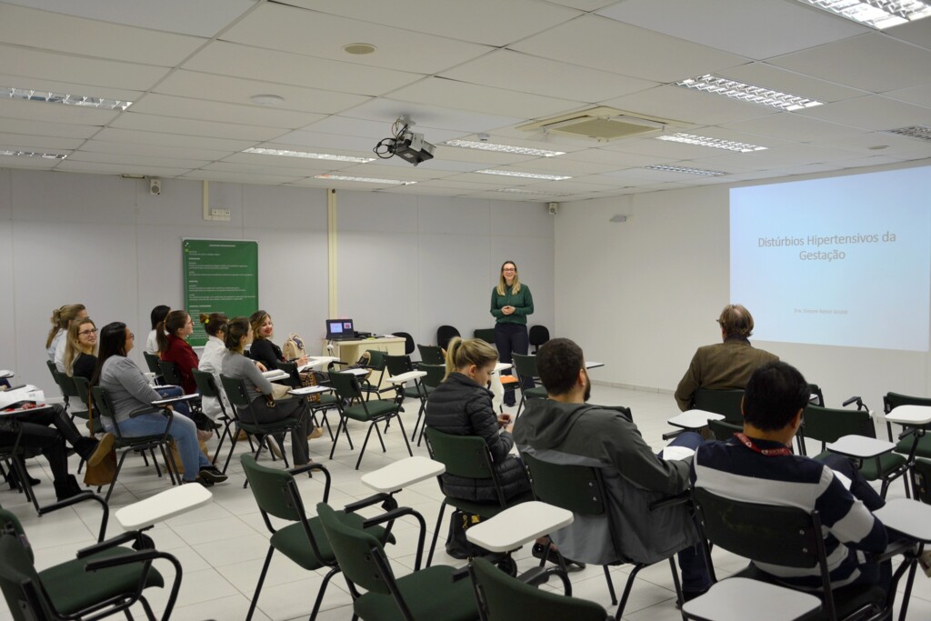  - Treinamento reuniu médicos, enfermeiros e trainees do Pronto Atendimento e da maternidade do Hospital Unimed Chapecó