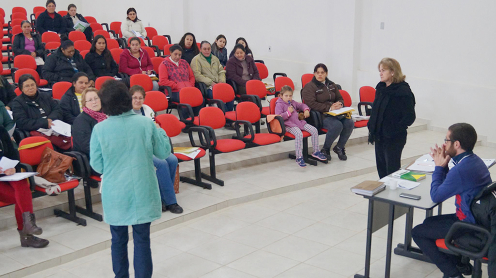 Crianças e professores homenageados pela escola Luiz Zanchett