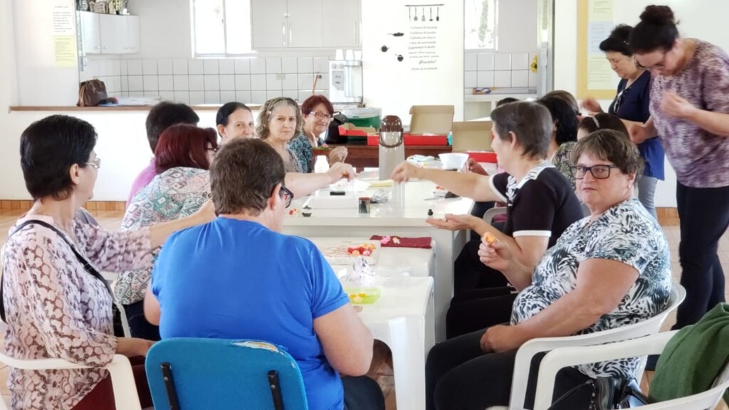 GRUPO DE MULHERES DA TERCEIRA IDADE TEM AULA DE ARTESANATO DECORATIVO EM PIRATUBA