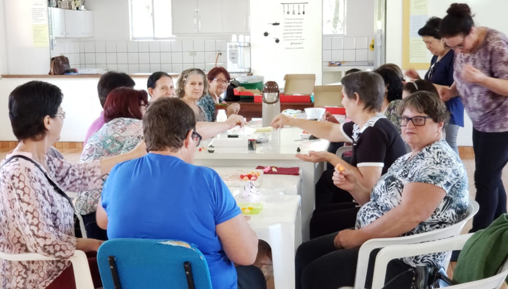 GRUPO DE MULHERES DA TERCEIRA IDADE TEM AULA DE ARTESANATO DECORATIVO EM PIRATUBA