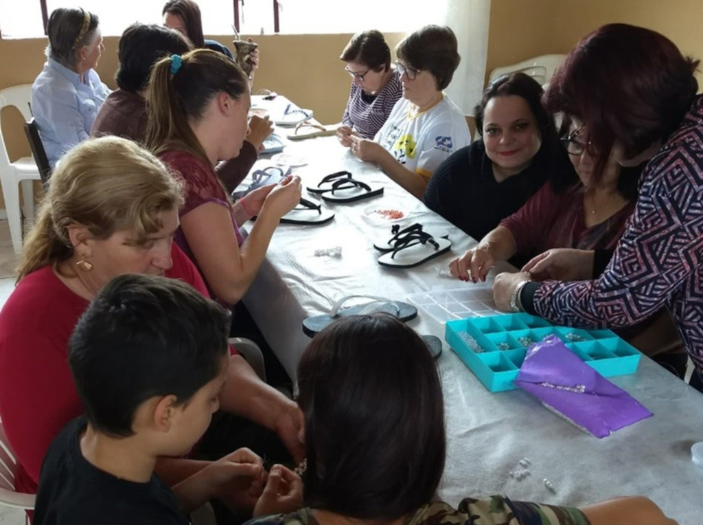 MULHERES APRENDEM ARTESANATO EM CHINELO EM CURSO OFERECIDO À CLUBES DE MÃES