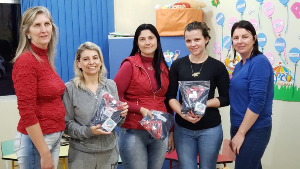 ESCOLA INFANTIL PROMOVE ENCONTRO ENTRE PAIS E PROFESSORES COM ENTREGA DE UNIFORMES