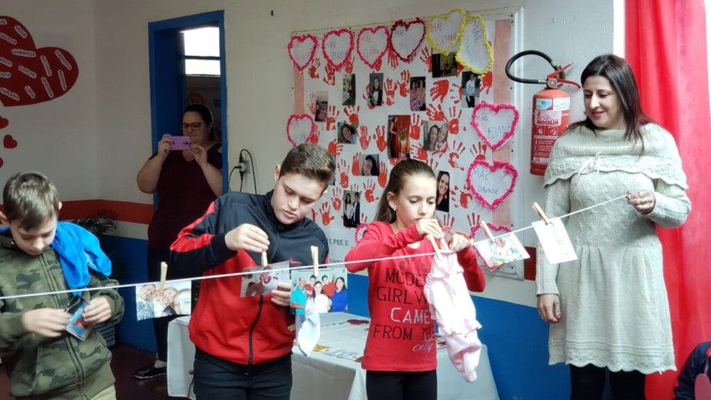 ESCOLA DO INTERIOR DE PIRATUBA MANTÉM TRADIÇÃO DE HOMENAGEM ÀS MÃES