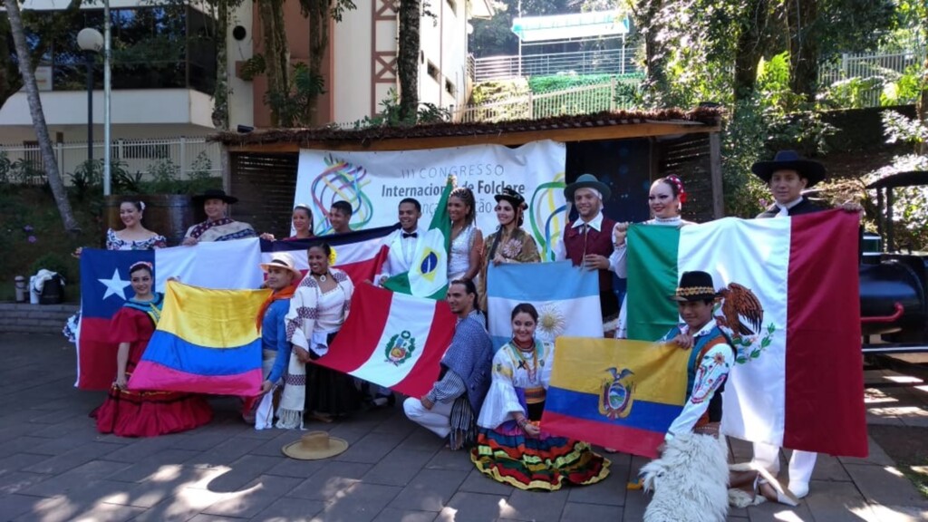  - Evento temático envolvendo dança e tradição, surpreendeu turistas que circularam pelo calçadão das termas na manhã de domingo.