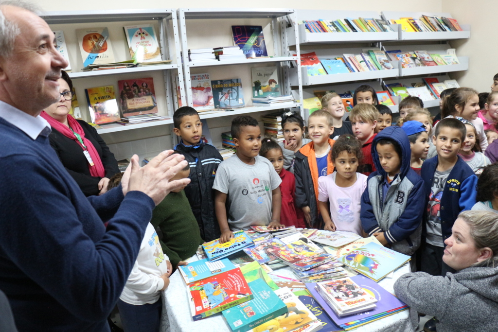 Associação da Família Lima doa livros pra escola do Loteamento Bussolaro