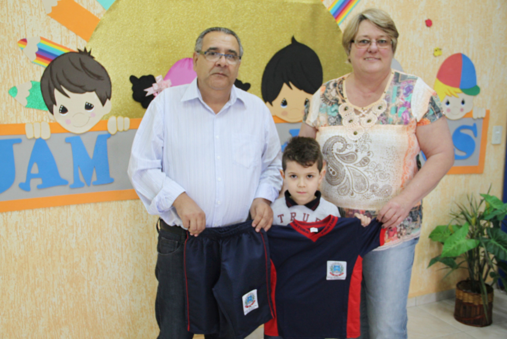 EDUCAÇÃO PROGRAMA PRIMEIRA ENTREGA DE UNIFORMES DO ANO PARA ESTUDANTES DA REDE MUNICIPAL EM PIRATUBA