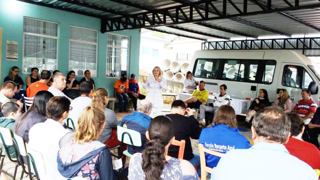 Saúde de Ipira trabalha sobre Higiene corporal na APAE