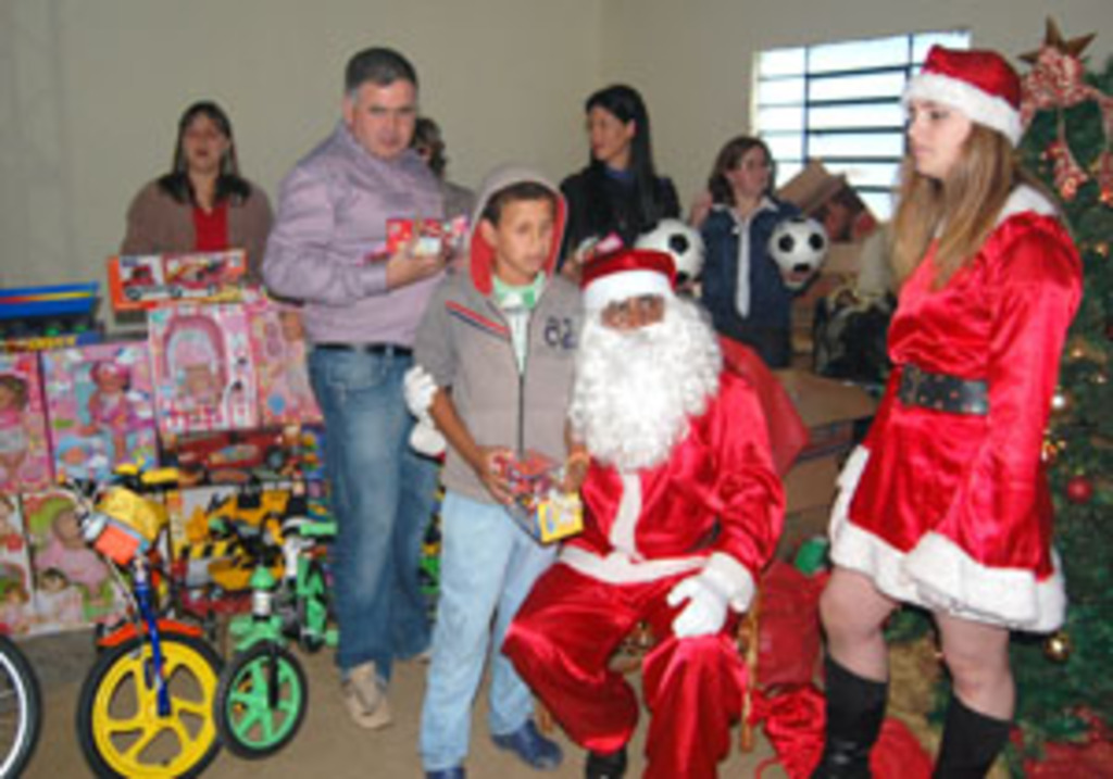 Muita alegria marcou a chegada do Papai Noel em Cerro Negro