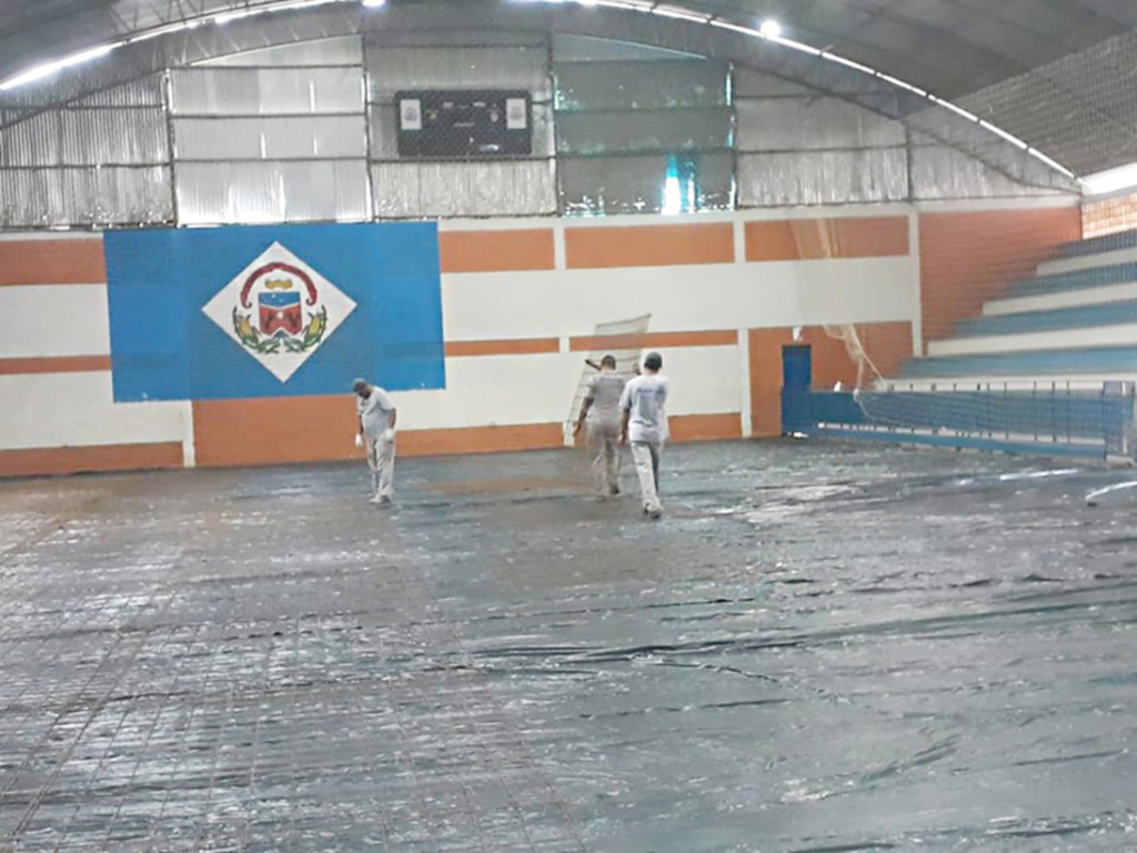 Prefeitura de Lacerdópolis constrói nova quadra no ginásio de esportes