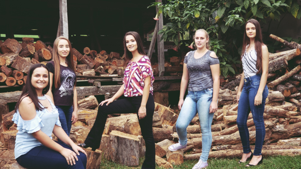  - Noite de escolha das Soberanas do evento temático que reverencia a agricultura, acontece na segunda quinzena de maio, mês da mulher.