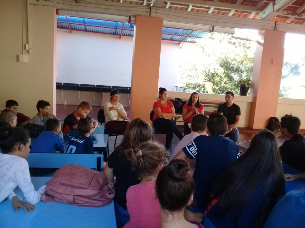 ESTUDANTES DEBATEM COM PROFESSORES AVANÇOS PARA O ENSINO EM ESCOLA DO INTERIOR DE PIRATUBA