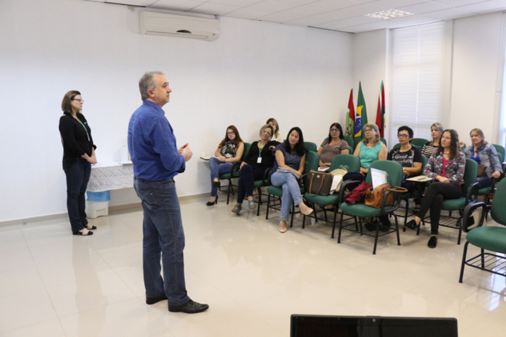 Secretaria de Educação faz entrega de tabelas de teste visual para as escolas