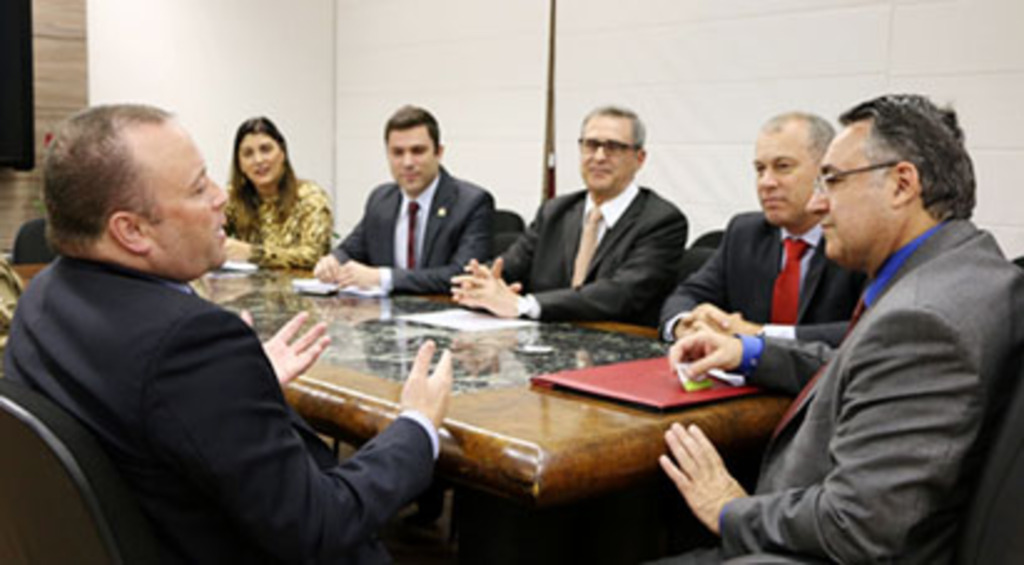 Secretaria de Educação entrega novos uniformes aos alunos da Rede Municipal de Ensino