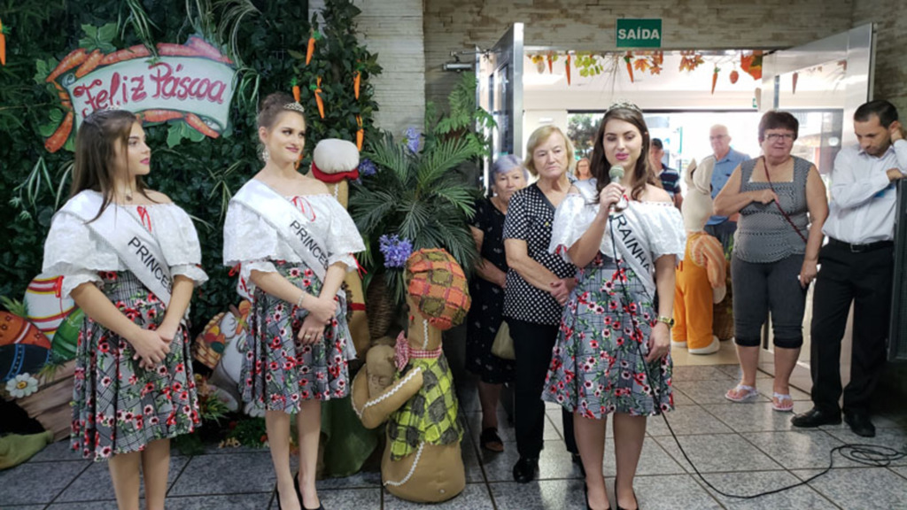  - Rainha e princesas visitaram salas de aula e fizeram vídeo pra convidar jovens piratubenses à se inscreverem para o certame que acontece em maio.