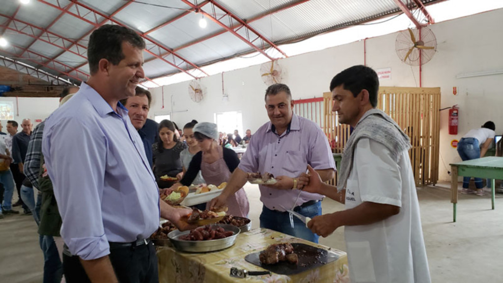 PREFEITO EVANDO AZEREDO, PARTICIPA DE EVENTO FAMILIAR, REUNINDO DIVERSAS GERAÇÕES DE PARENTES