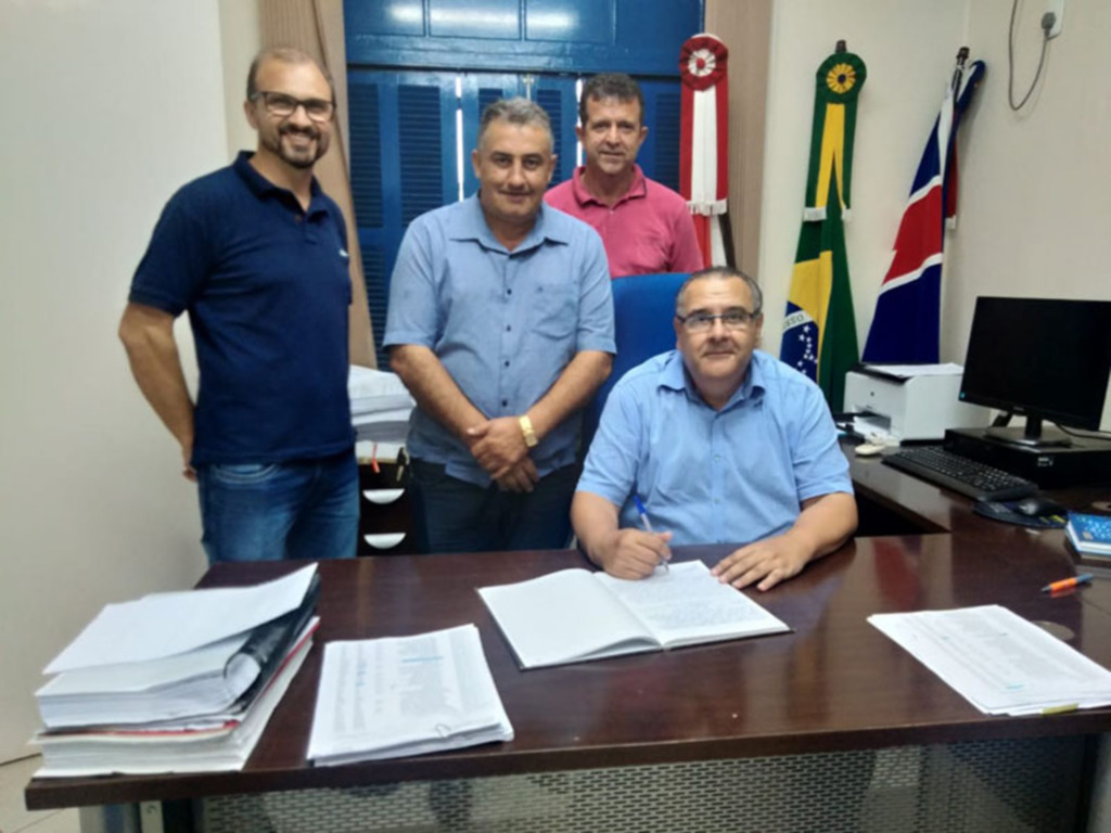  - Vice-prefeito assume a cadeira do executivo durante viagem do prefeito titular, Olmir Paulinho Benjamini à Brasília.