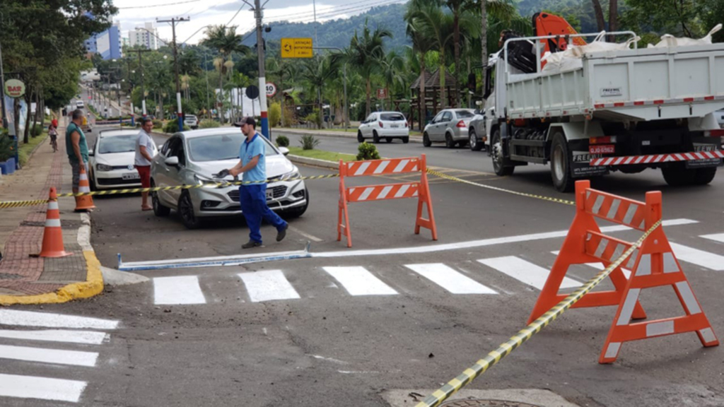 SECRETARIA DA CIDADE RENOVA SINALIZAÇÃO NO TRAÇADO DO CORREDOR TURÍSTICO