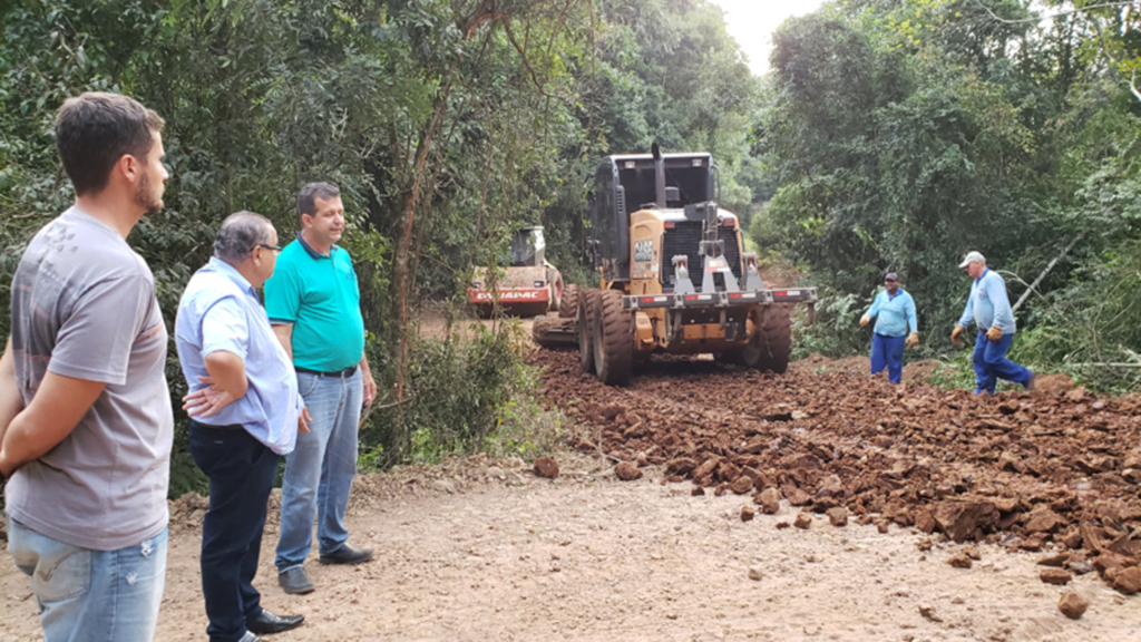 PREFEITO BILE ACOMPANHA OBRAS DE RECUPERAÇÃO DE ESTRADAS NO INTERIOR DE PIRATUBA