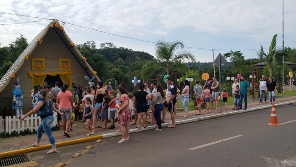 COELHINHO DA PÁSCOA RECEBE CRIANÇAS NA CASA DA PRAÇA DO FERROVIÁRIO EM PIRATUBA