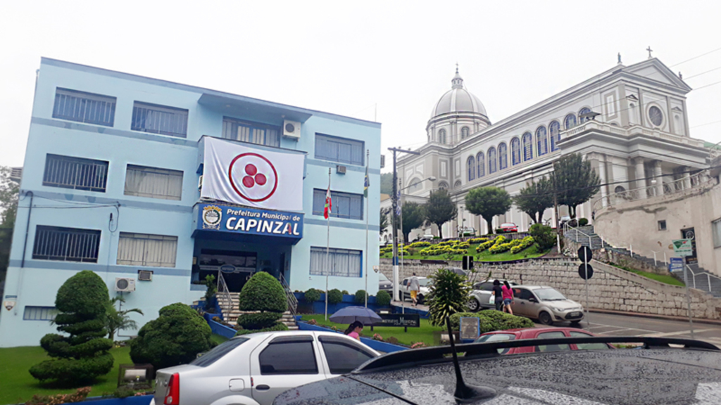  - Fórum Desembargador Marcilio Medeiros, Centro Administrativo (Prefeitura) Prefeito Silvio Santos, Igreja Matriz São Paulo Apóstolo e a Escola Mater Dolorum, sendo no detalhe a bandeira da Paz.