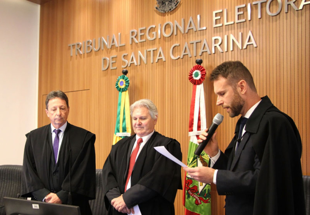  - Da esq.: presidente do TRE-SC, des. Ricardo Roesler; des. federal Jorge Antonio Maurique; e Daniel Sell, secretário judiciário do TRE-SC