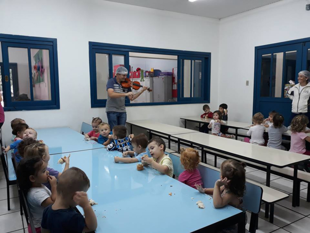 INCRÍVEL: CRIANÇAS SÃO SURPREENDIDAS DURANTE O LANCHINHO POR APRESENTAÇÃO ARTÍSTICA