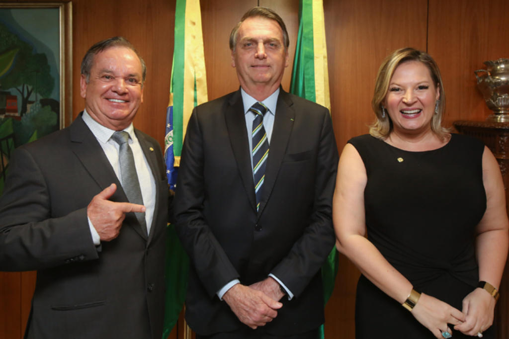  - Deputado Peninha, Presidente Bolsonaro e a deputada Joice Hasselmann.