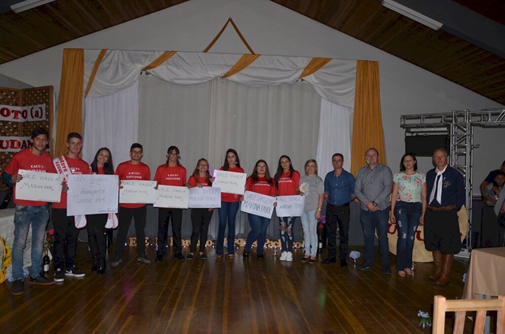 Escola Marcírio Marques Pacheco de Esmeralda realizou Festival Cultural e a escolha do Garoto e Garota Estudantil