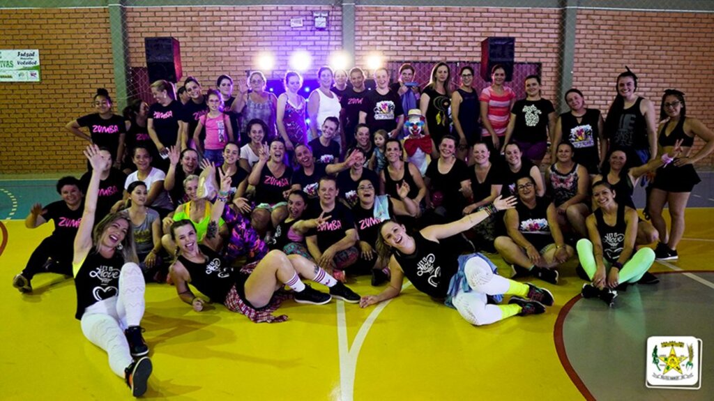 Celso Ramos recebe aula beneficente de Zumba