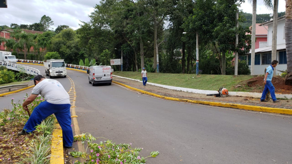 MUTIRÃO DE SERVIÇOS GARANTE REVITALIZAÇÃO PAISAGÍSTICA EM PONTOS ESTRATÉGICOS DO ACESSO À PIRATUBA