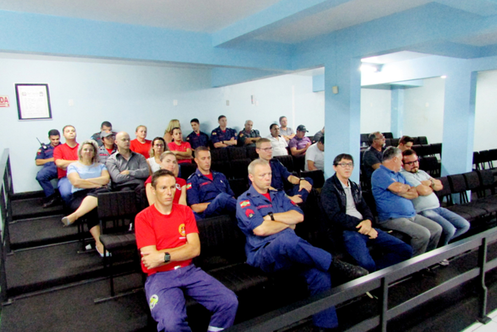  - Muitos bombeiros compareceram à sessão, devido a MOÇÃO DE APLAUSO de autoria do vereador Rafael Edgar Tonial (PSB), para o Tenente DIEGO MEDEIROS FRANZ, da 3ª Companhia do Corpo de Bombeiro Militar de Capinzal, pertencente ao 11º Batalhão de Bombeiros Militar.