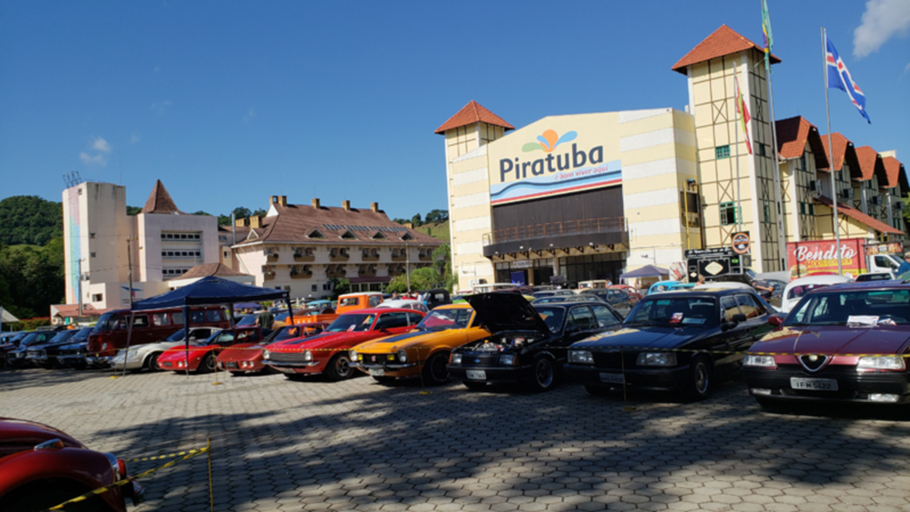 CARROS QUE MARCARAM ÉPOCA ENCANTAM TURISTAS NO XI ENCONTRO DE VEÍCULOS ANTIGOS DE PIRATUBA