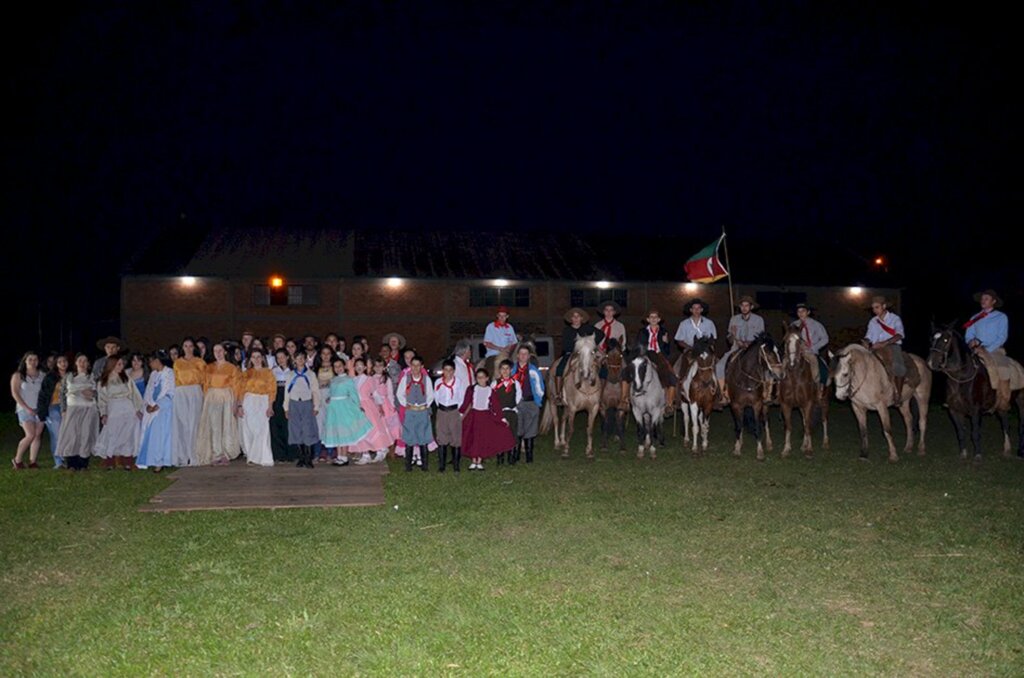 Estudantes e professores  encenaram a Batalha do Seival em Pinhal da Serra