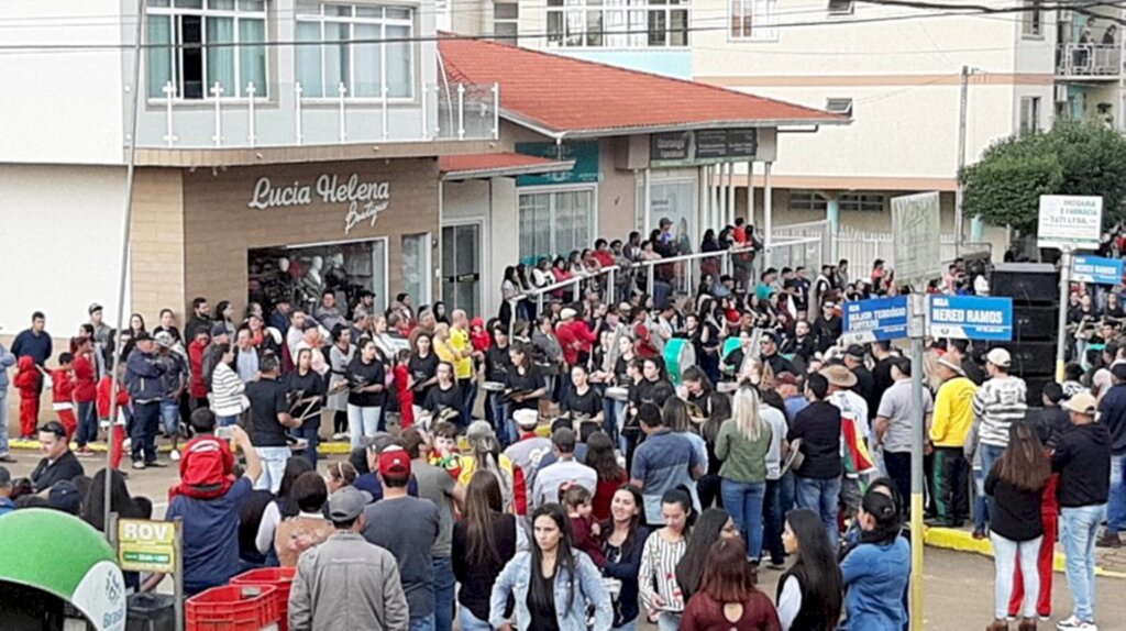 Campo Belo realiza brilhante desfile  cívico e arranca aplausos da comunidade