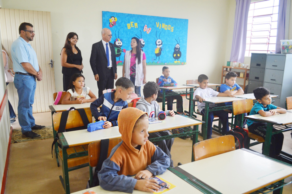 Secretário da Educação visita escolas com baixo desempenho no IDEB no início do ano letivo