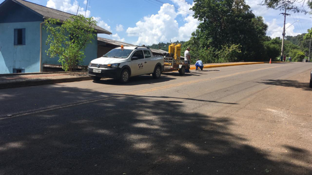 PREFEITURA FAZ PINTURA DE MEIO-FIO E SINALIZAÇÃO DE TRÂNSITO EM RUA DE ENTRADA DA CIDADE